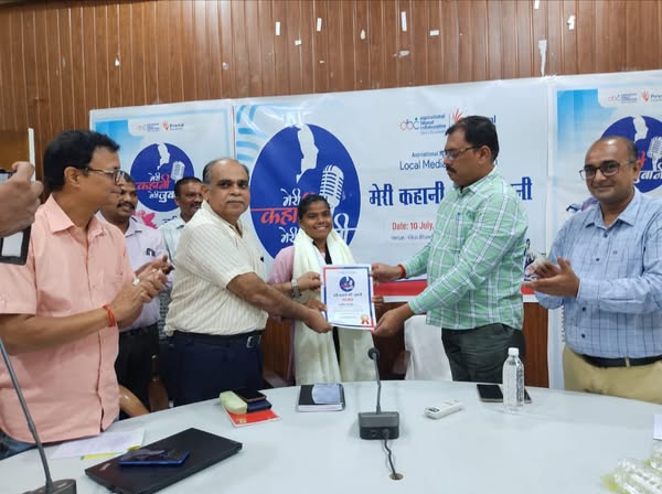 District Development Officer J.P. Kushwaha presenting official certificate of appreciation to Zarina Khatoon at Vikas Bhawan Siddharthnagar